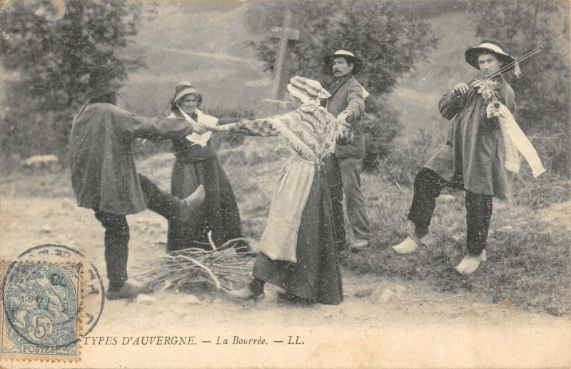 Carte postale ancienne Types D'Auvergne La Bourree