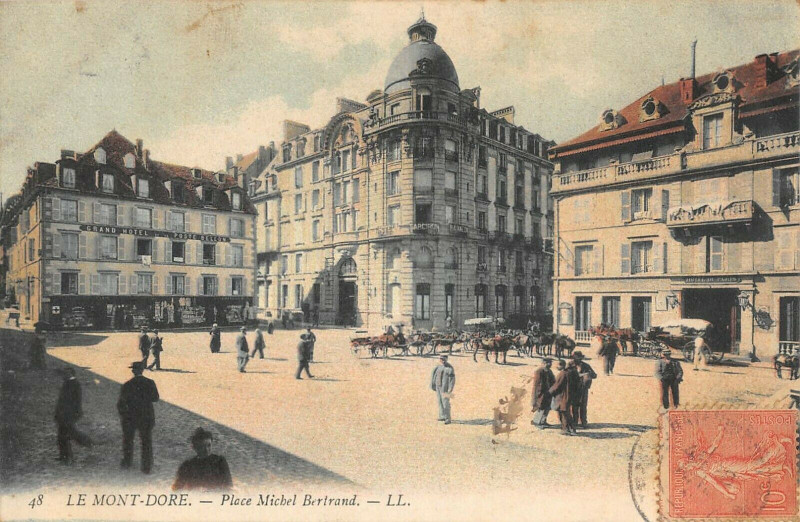 Carte postale ancienne Le Mont Dore Place Michel Bertrand à Mont-Dore
