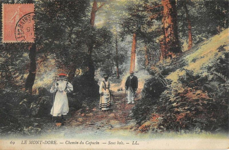 Carte postale ancienne Le Mont Dore Chemin Du Capucin Sous Bois à Mont-Dore