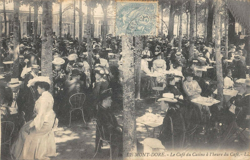 Carte postale ancienne Le Mont Dore Le Cafe Du Casino A L'Heure Du Cafe à Mont-Dore