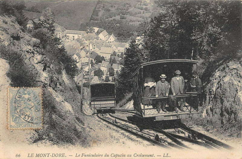 Carte postale ancienne Le Mont Dore Le Funiculaire Du Capucin Au Croisement à Mont-Dore