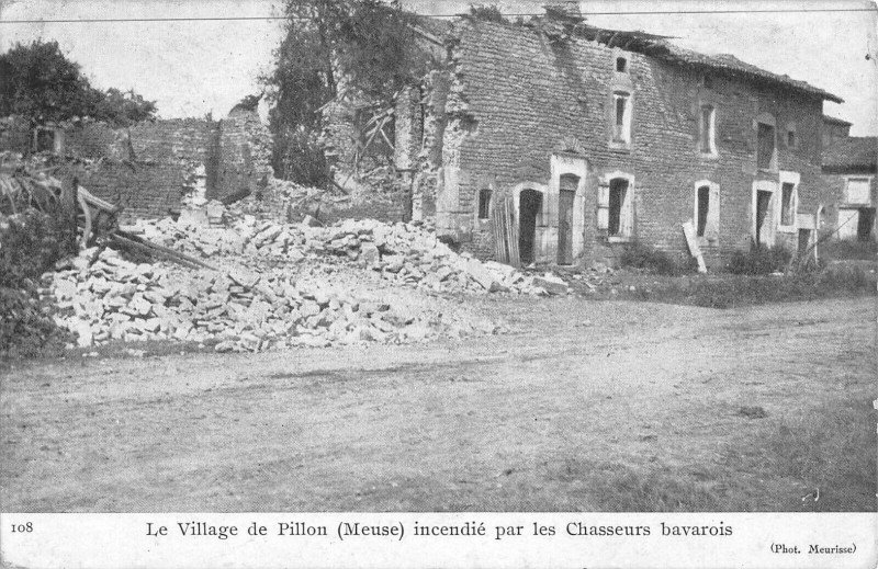 Carte postale ancienne Le Village De Pillon Incendie Par Les Chasseurs Bavarois à Pillon