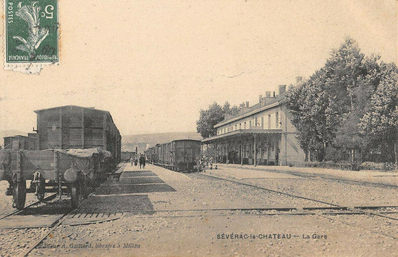 Carte postale ancienne Severac Le Chateau La Gare