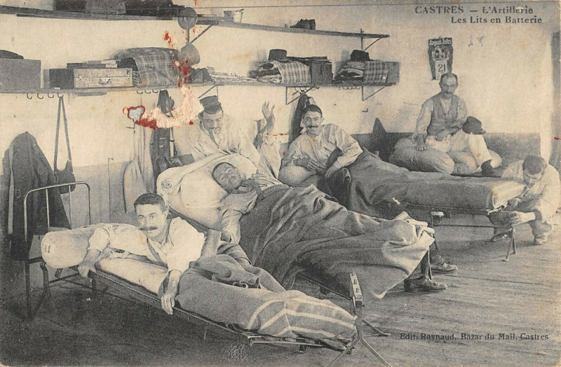Carte postale ancienne Castres L'Artllerie Les Lits En Batterie à Castres