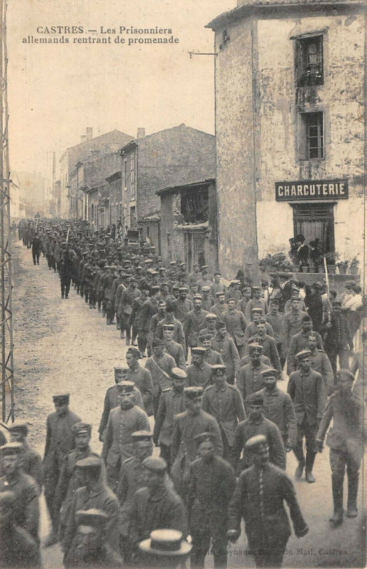 Carte postale ancienne Castres Les Prisonniers Allemands Renrant De Promenade à Castres