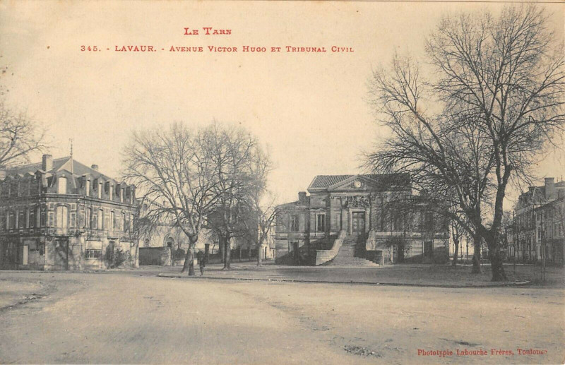 Carte postale ancienne Lavaur Avenue Victor Hugo Et Tribunal Civil à Lavaur