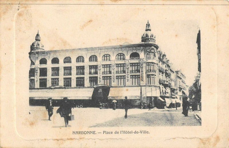 Carte postale ancienne Narbonne place de l'hotel de ville à Narbonne