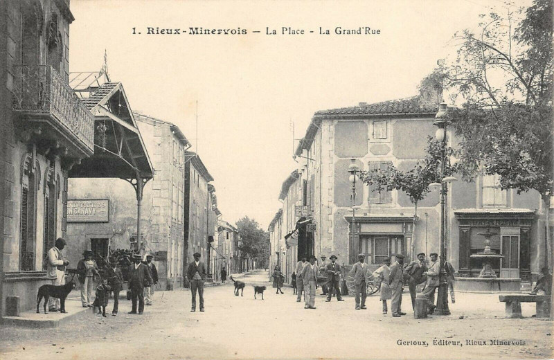 Carte postale ancienne Rieux Minervois La Place Grand Rue à Rieux-Minervois