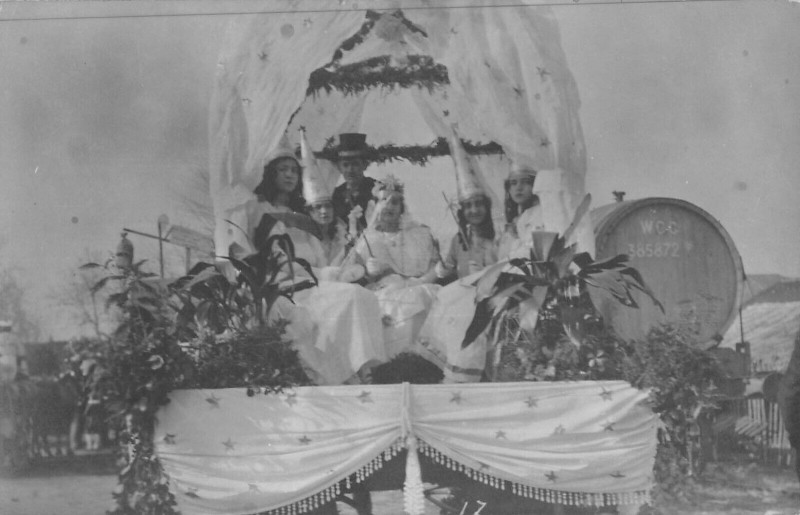 Carte postale ancienne Servian Carte Photo Du Carnaval Devant La Gare De Servian à Servian