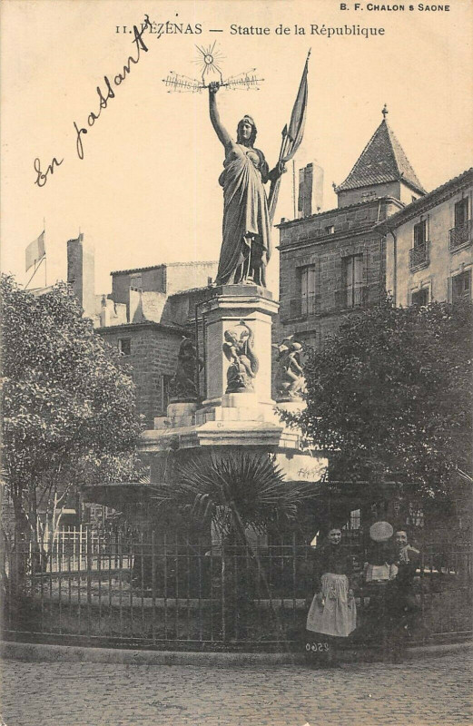 Carte postale ancienne Pezenas Statue De La Republique (cliché rare