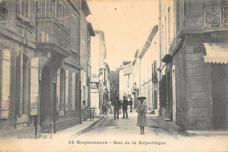 Carte postale ancienne Roquemaure Rue De La Republique à Roquemaure