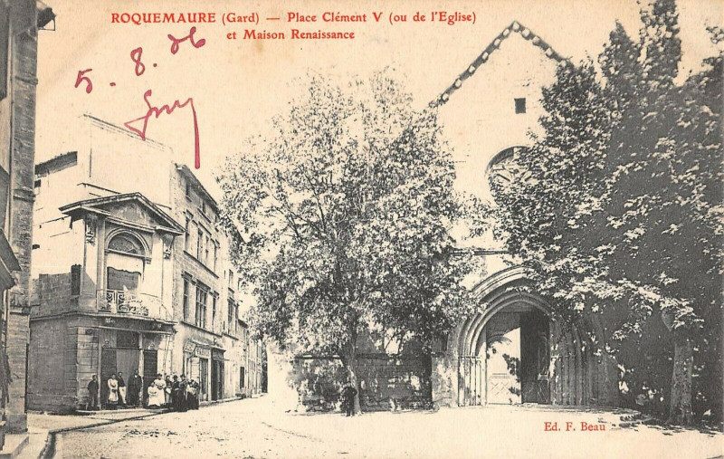 Carte postale ancienne Roquemaure Place Clement V Ou De L'Eglise à Roquemaure