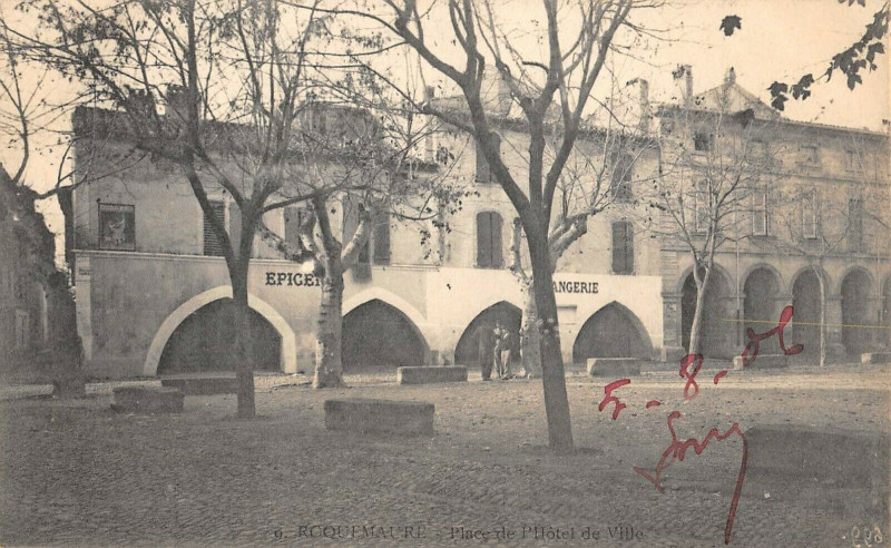 Carte postale ancienne Roquemaure Place De L'Hotel De Ville à Roquemaure