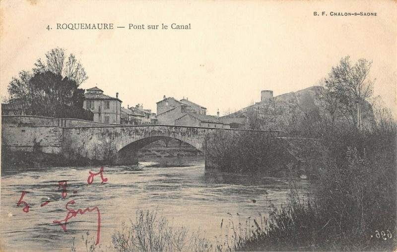 Carte postale ancienne Roquemaure Pont Sur Le Canal à Roquemaure