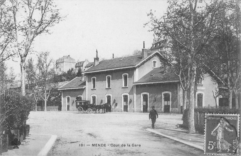 Carte postale ancienne Mende Cour De La Gare à Mende