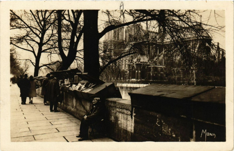 Carte postale ancienne Paris 4e Bouquiniste du quai Montebello; Notre Dame à Paris 4e