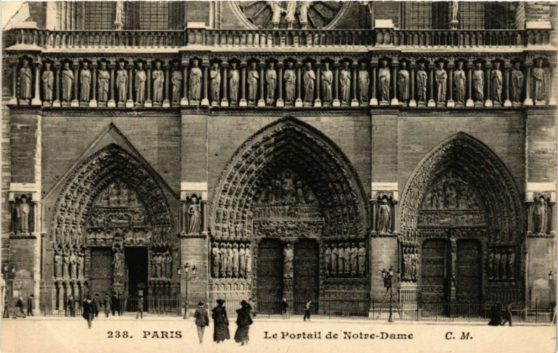 Carte postale ancienne Paris 4e Le Portail de Notre Dame à Paris 4e
