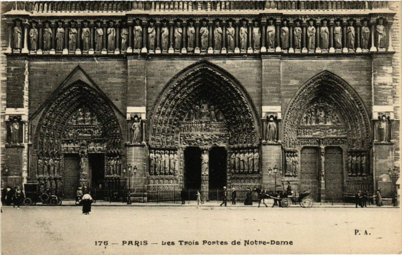 Carte postale ancienne Paris 4e Les Trois Portes de Notre Dame à Paris 4e