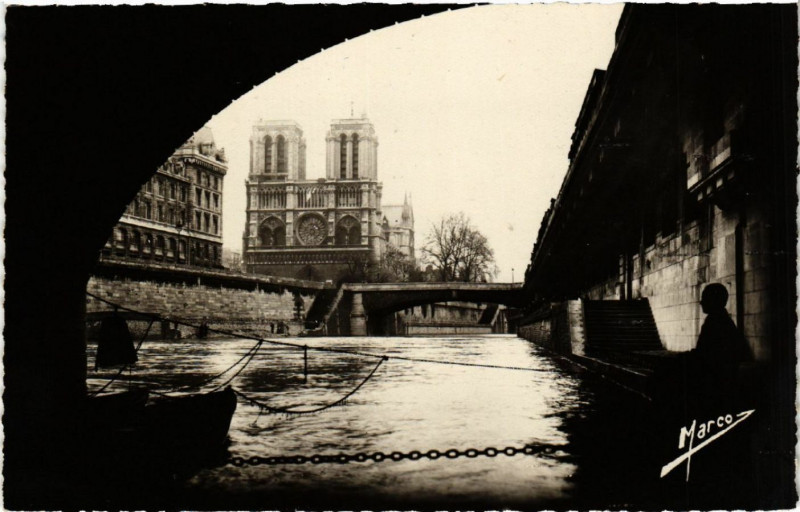 Carte postale ancienne Paris 4e Coup d'oeil vénitien sur Notre Dame à Paris 4e