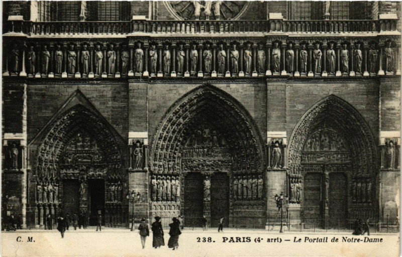 Carte postale ancienne Paris 4e Le Portail de Notre Dame à Paris 4e