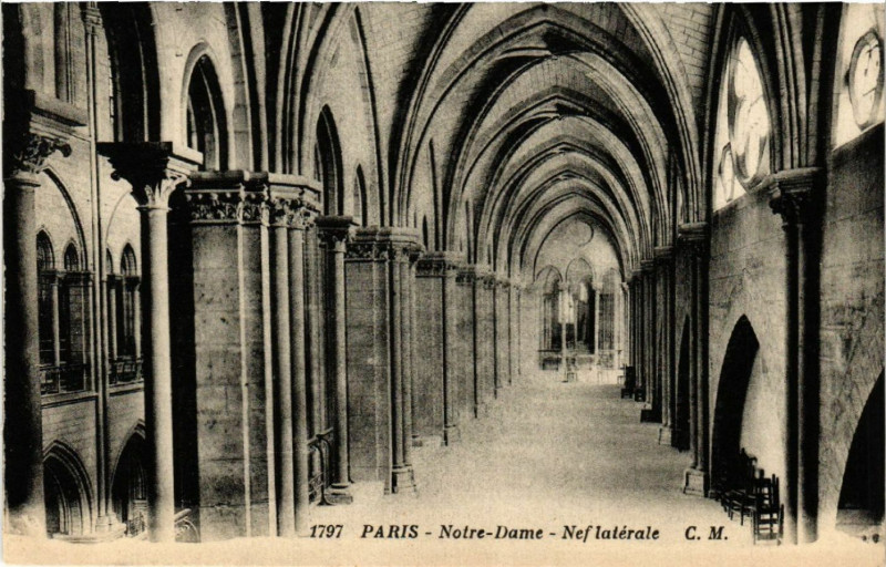 Carte postale ancienne Paris 4e Notre-Dame - Nef latérale à Paris 4e