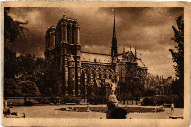 Carte postale ancienne Paris 4e Notre Dame vue du square René Viviani à Paris 4e
