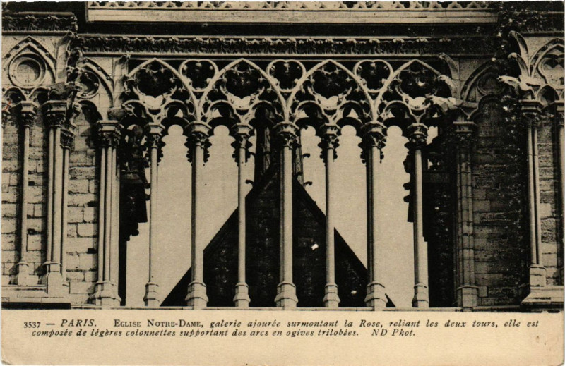 Carte postale ancienne Paris 4e Eglise Notre Dame galerie ajourée surmontant la Rose à Paris 4e