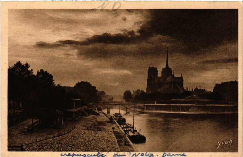 Carte postale ancienne Paris 4e Crepuscule sur Notre Dame à Paris 4e
