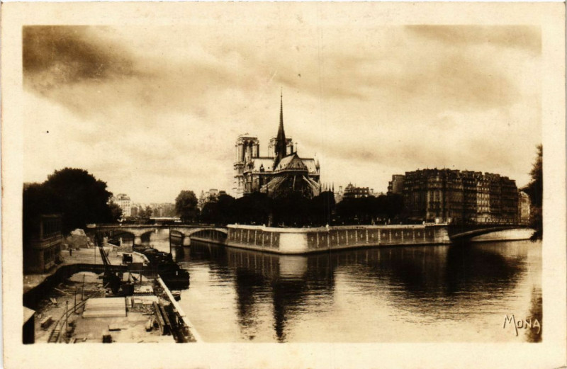 Carte postale ancienne Paris 4e Notre Dame et l'Ile de la Cité le Pont de l'Archevéché à Paris 4e