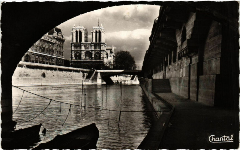 Carte postale ancienne Paris 4e Promenade sous les Ponts à Paris 4e