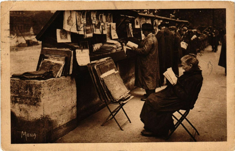 Carte postale ancienne Paris 4e Chez les bouquinistes du Quia Voltaire à Paris 4e