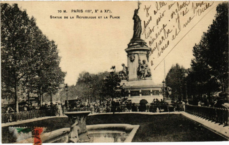 Carte postale ancienne Paris 4e Statue de la République et la Place à Paris 4e