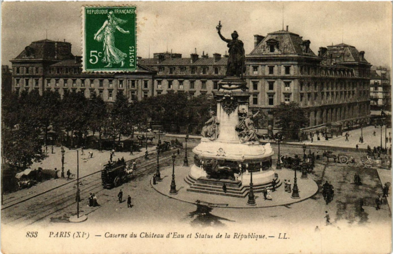 Carte postale ancienne Caserne du Château d'Eau et Statue de la République à Paris 3e