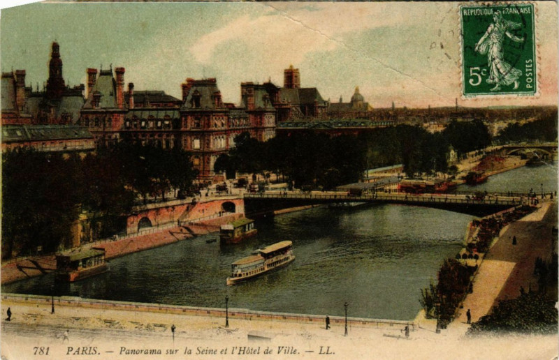 Carte postale ancienne Paris 4e Panorama sur la Seine et l'Hotel de Ville à Paris 4e