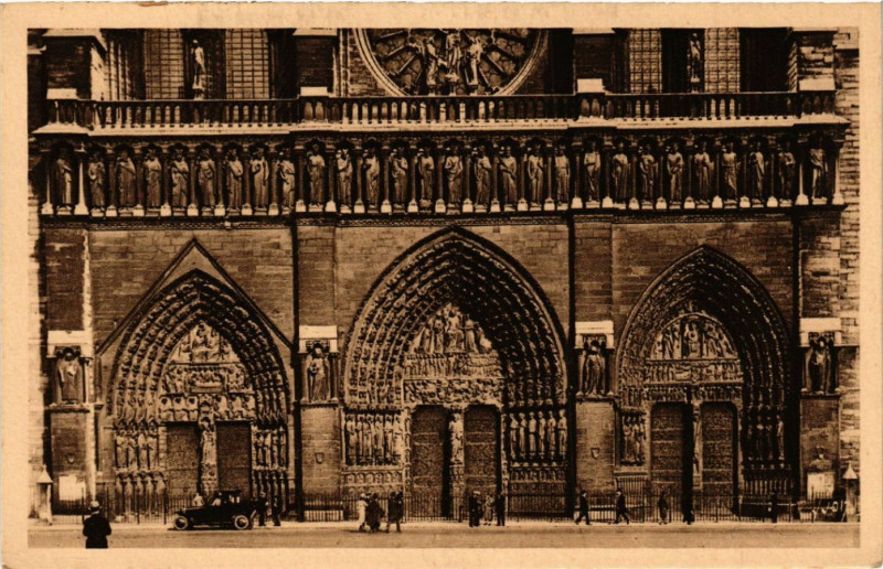 Carte postale ancienne Paris 4e Les Portail d'entrée de la Cathédrale Notre Dame à Paris 4e