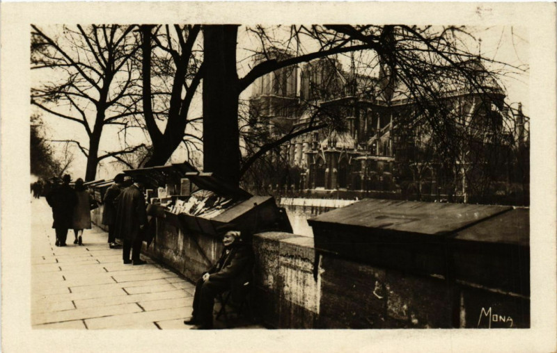 Carte postale ancienne Paris 4e Bouquiniste du quai Montebello; Notre Dame à Paris 4e