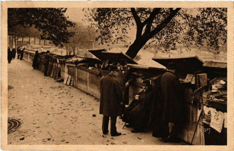 Carte postale ancienne Paris (6e) … en Flanant Bouquinistes du Quai Malaquais à Paris 4e