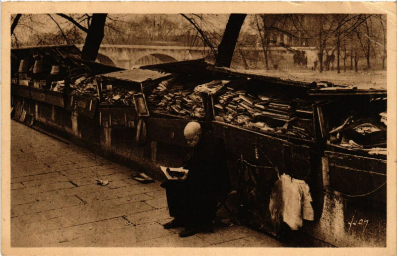 Carte postale ancienne Paris 4e Bouquiniste du Quai Voltaire à Paris 4e