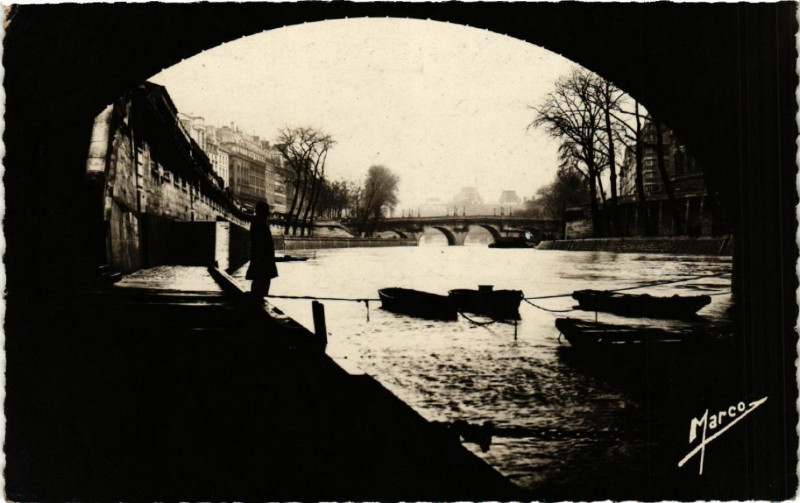 Carte postale ancienne Paris 4e Quai Saint-Michel et le Pont Henri Iv à Paris 4e