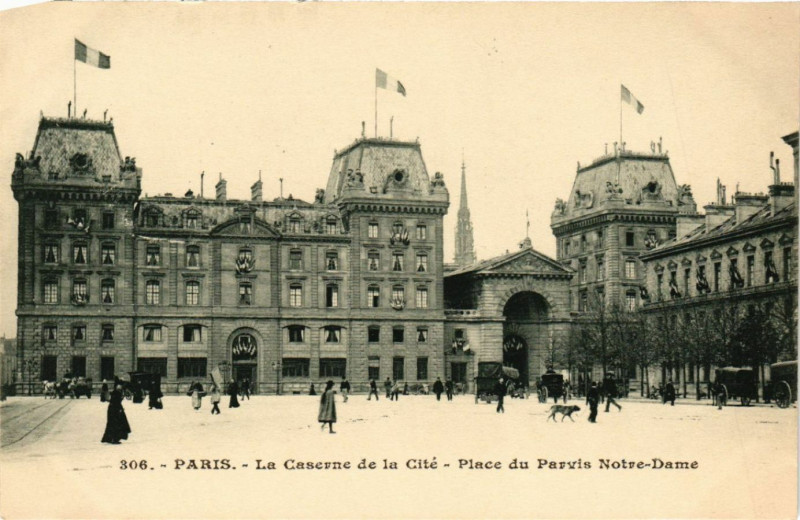 Carte postale ancienne Paris 4e La Caserne de la Cité-Place du Parvis Notre Dame à Paris 4e