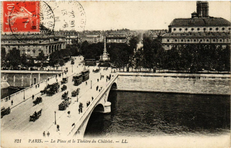 Carte postale ancienne Paris 4e La Place et le Théatre du Chatelet à Paris 4e
