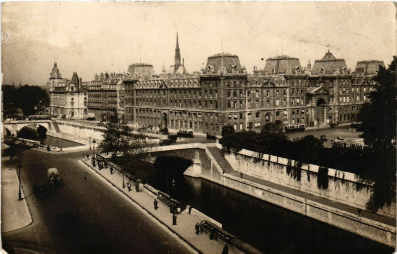 Carte postale ancienne Paris 4e Vue de la Cité du Caserne à Paris 4e