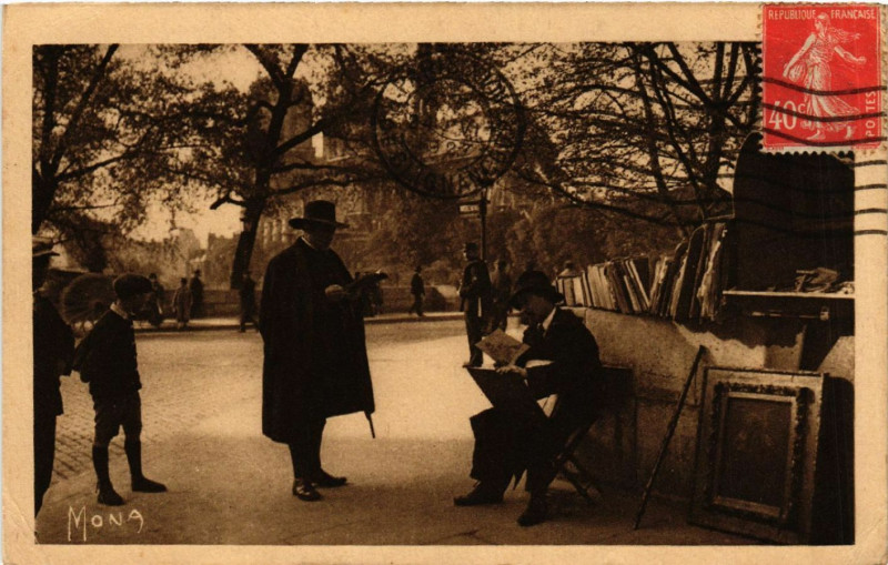Carte postale ancienne Paris 4e Bouquiniste du Quai de la Tournelle à Paris 4e