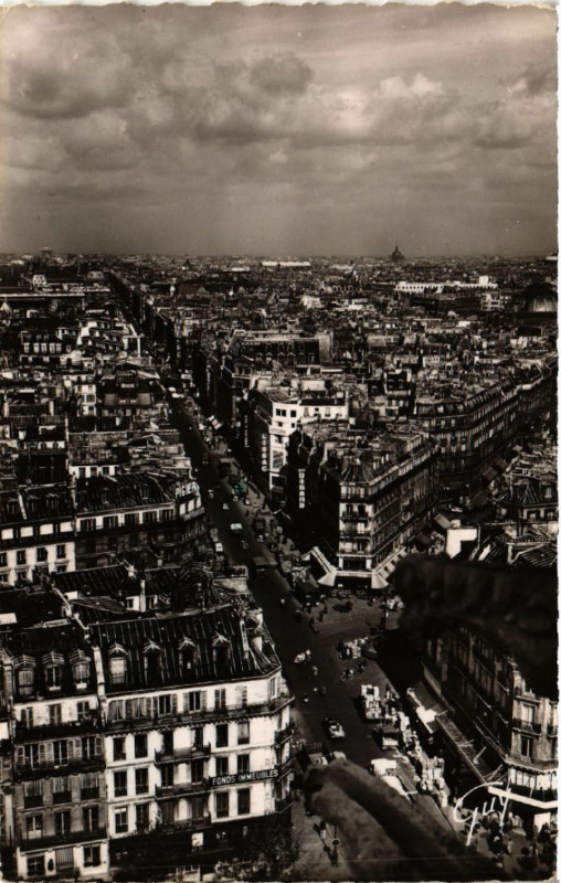 Carte postale ancienne Paris 4e La Rue de Rivoli en direction de la place de l'Etoile à Paris 4e