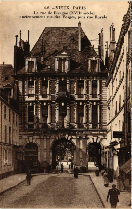 Carte postale ancienne Paris 4e La rue de Birague anciennement rue des Vosges à Paris 4e