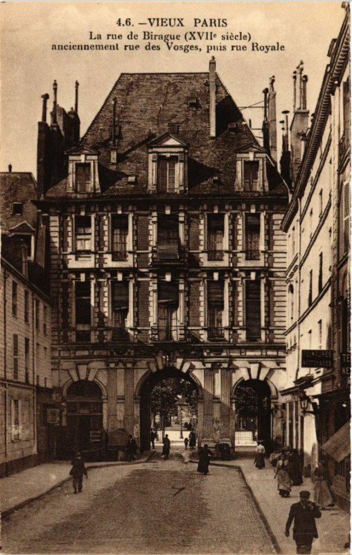 Carte postale ancienne Paris 4e La rue de Birague anciennement rue des Vosges à Paris 4e