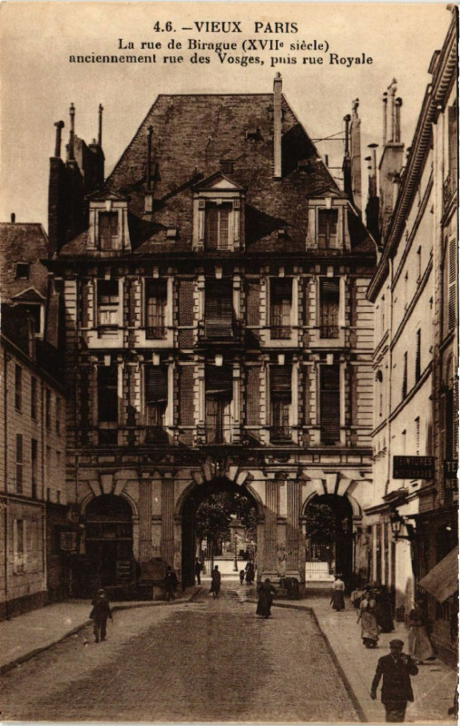 Carte postale ancienne Paris 4e La rue de Birague anciennement rue des Vosges à Paris 4e