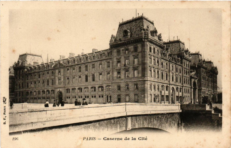 Carte postale ancienne Paris 4e Caserne de la Cité à Paris 4e