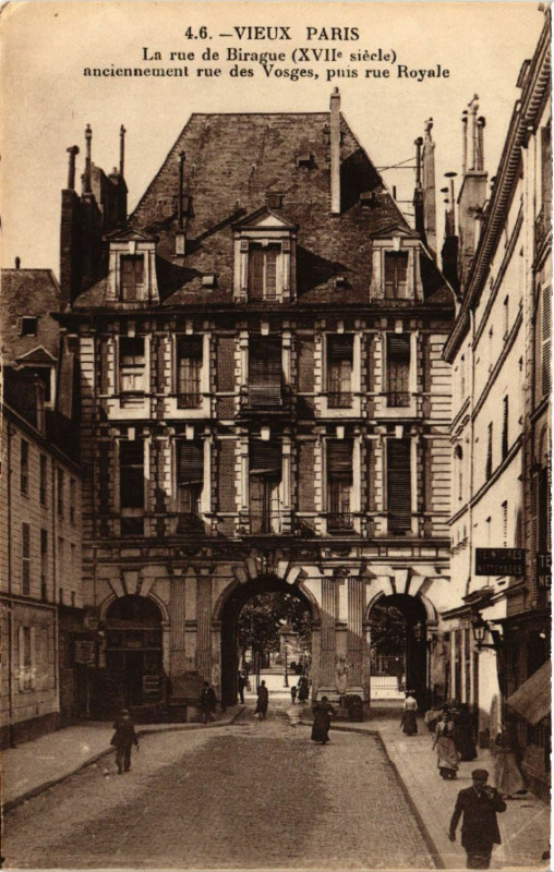 Carte postale ancienne Paris 4e La rue de Birague anciennement rue des Vosges à Paris 4e