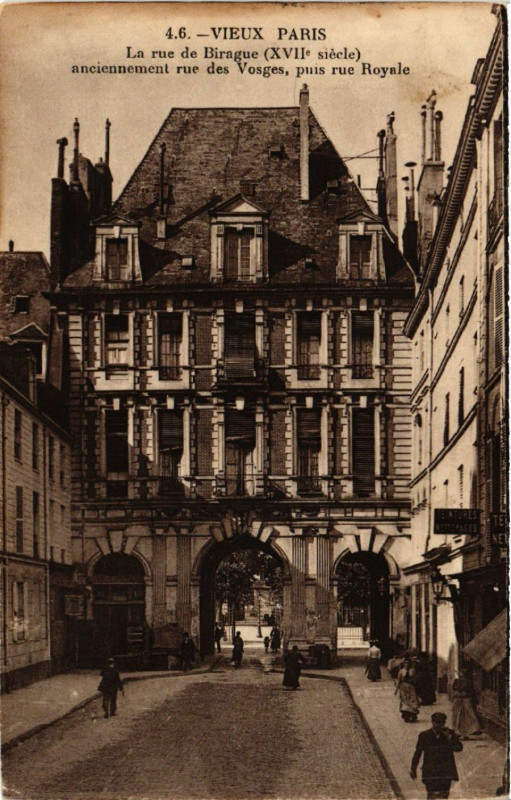 Carte postale ancienne Paris 4e La rue de Birague anciennement rue des Vosges à Paris 4e